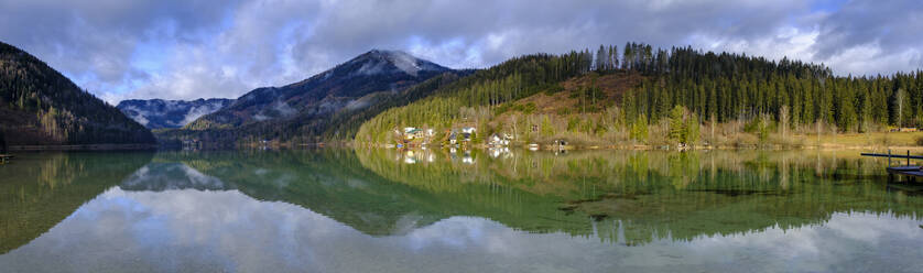 Österreich, Steiermark, Mariazell, Panoramablick auf den Erlaufsee mit Spiegelung der umliegenden Landschaft - LBF03737