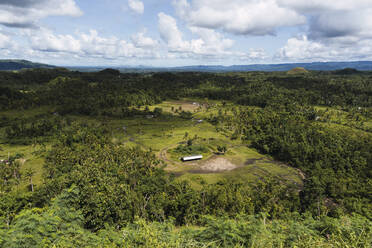 Blick auf die Landschaft der Schokoladenhügel unter bewölktem Himmel, Bohol, Philippinen - PNAF04952