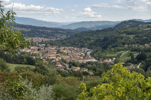 Italien, Toskana, Blick von Stia nach Pratovecchio - MAMF02565