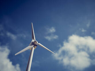 Modell einer Windkraftanlage vor dem Himmel - PWF00699