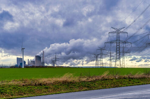 Deutschland, Nordrhein-Westfalen, Bergheim, Braunkohlenkraftwerk von der Straße aus gesehen - FRF01005
