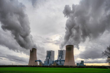 Germany, North Rhine Westphalia, Grevenbroich, Water vapor rising from cooling towers of lignite-fired power station - FRF01006