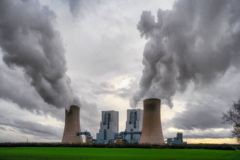 Deutschland, Nordrhein-Westfalen, Grevenbroich, Wasserdampf steigt aus Kühltürmen eines Braunkohlekraftwerks auf - FRF01006