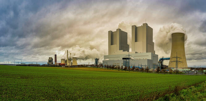 Germany, North Rhine Westphalia, Grevenbroich, Panoramic view of agricultural field in front of lignite-fired power station - FRF01007