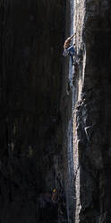 Männer beim Klettern auf dem Berg bei Lydstep, Pembroke, UK - ALRF01932