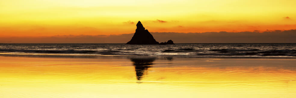 Silhouette Church Rock und ruhiger Strand bei Sonnenuntergang, Pembrokeshire, Wales - ALRF01934