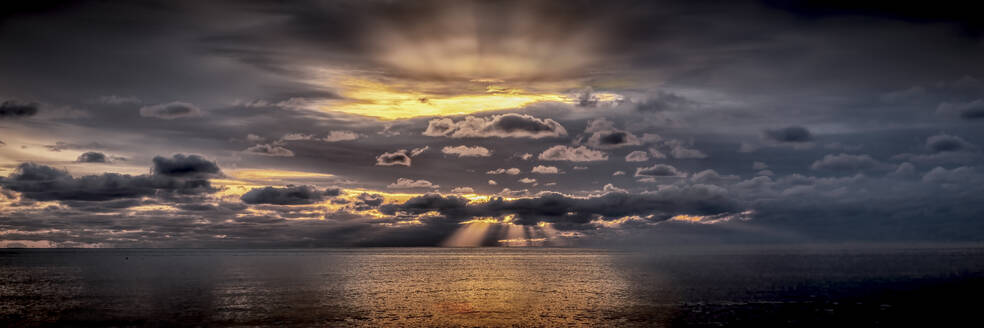 Ruhiger Blick auf einen dramatischen Himmel bei Sonnenuntergang, Pembrokeshire, Wales - ALRF01939