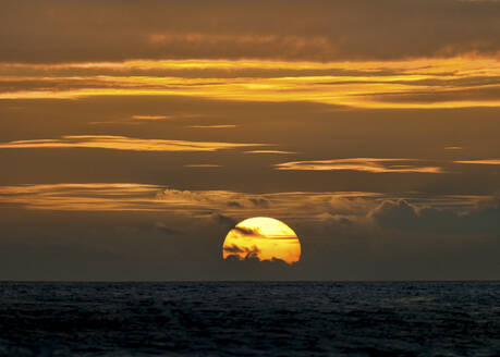 Landschaftlicher Blick auf den orangefarbenen Himmel bei Sonnenuntergang, Pembrokeshire, Wales - ALRF01940