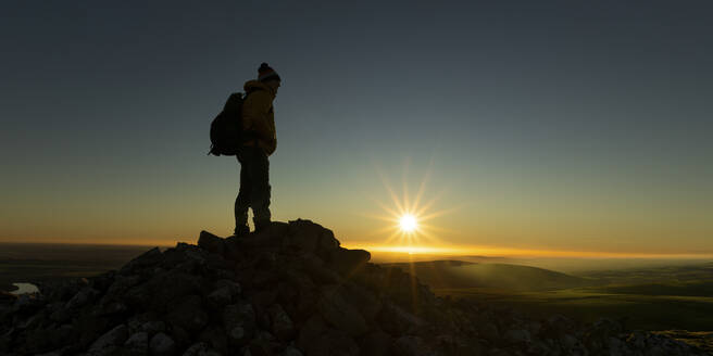 Silhouette Mann auf Berggipfel bei Sonnenuntergang, Preseli Hills, Pembrokeshire, Wales - ALRF01944