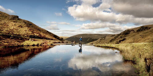 Wanderer bei Llyn y Fan Fach, Brecon Beacons, Wales - ALRF01946