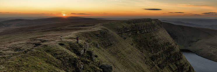 Mann am Rande des Picws Du, Brecon Beacons, Wales - ALRF01947