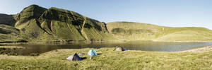 Zelte am Seeufer vor den Bergen, Brecon Beacons, Wales - ALRF01956