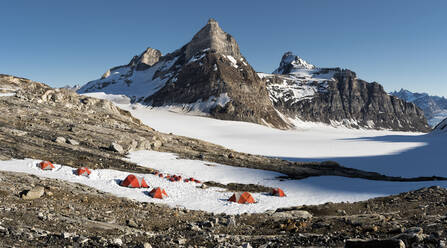 Zelte auf schneebedecktem Berg unter blauem Himmel in den Schweizerland Alpen, Grönland - ALRF01958