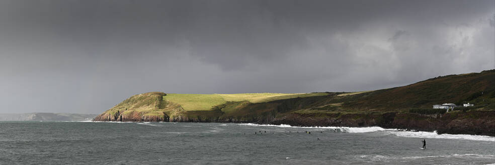 Blick auf Sturmwolken über dem Meer, Manorbier Beach, Pembrokeshire, Wales - ALRF01960