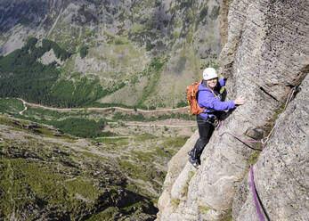 Glückliche Frau beim Klettern auf den Berg Pillar, Western Fells, Lake District, England - ALRF01965