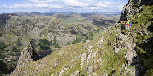 Ruhige Aussicht auf Wanderer auf dem Berg Pillar, Western Fells, Lake District, England - ALRF01967