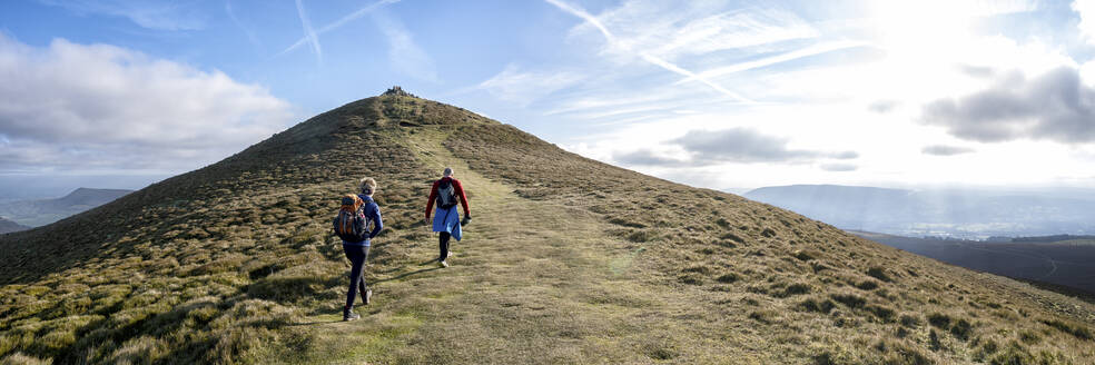 Mutter und Sohn wandern auf einem Berg, Sugar Loaf, Brecon Beacons, Wales - ALRF01969