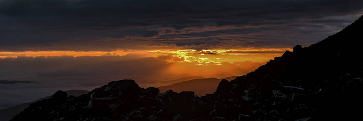 Dramatischer Himmel über Silhouette Berge bei Sonnenuntergang, Mount Elbrus, Kaukasus - ALRF01975