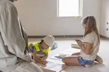 Mädchen malen mit Vater zu Hause auf Papier - EIF04213