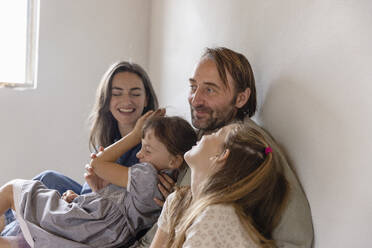 Eine glückliche Familie, die gemeinsam Spaß zu Hause hat - EIF04283