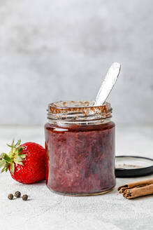 Hausgemachte Erdbeeren und Marmelade mit Zimt auf dem Tisch - FLMF00930