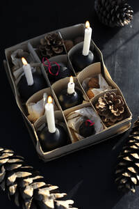 DIY geteilter Pappkarton mit Walnüssen, Tannenzapfen und brennenden Kerzen - GISF00959