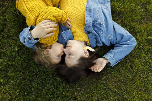 Mädchen im Gras liegend mit Mutter im Park - VIVF00336