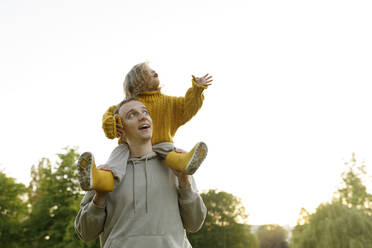 Vater trägt Tochter im Park auf den Schultern - VIVF00338