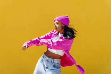 Junge Frau Hip-Hop-Tanz vor gelber Wand - OIPF03026