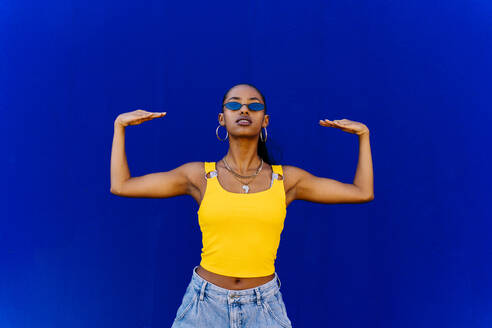 Young dancer dancing in front of blue wall - OIPF03074