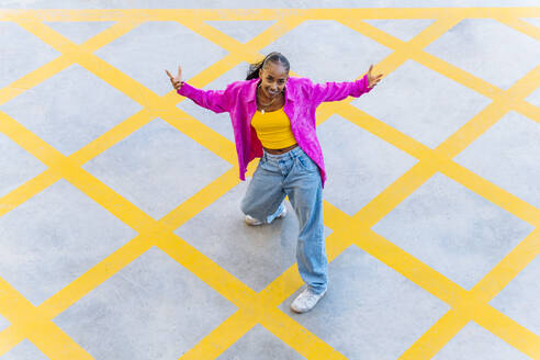 Junge Frau tanzt auf dem Fußweg - OIPF03095