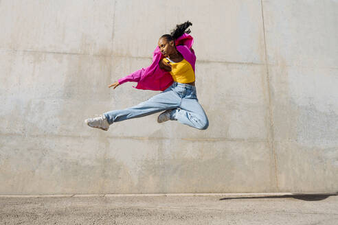 Young dancer hip hop dancing in front of wall - OIPF03100