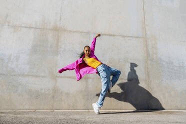 Young hip hop dancer dancing in front of wall - OIPF03101