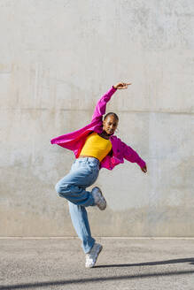 Young dancer hip hop dancing on footpath - OIPF03106