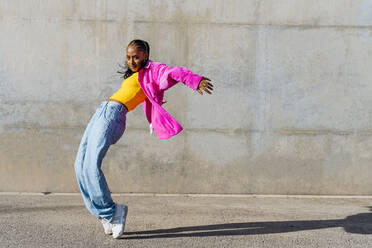 Dancer on tip toe in front of wall - OIPF03110