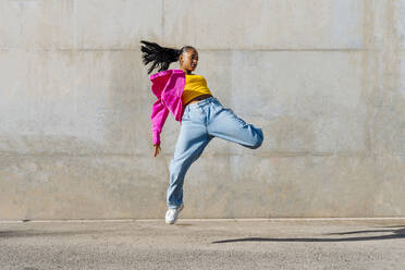 Junge Tänzerin Hip Hop tanzen vor der Wand - OIPF03111