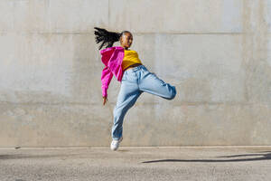 Junge Tänzerin Hip Hop tanzen vor der Wand - OIPF03111