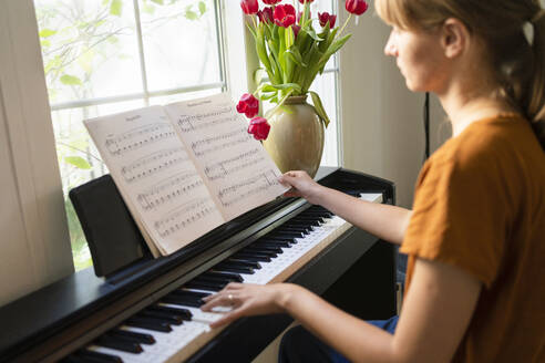 Frau spielt zu Hause Klavier - SVKF01207