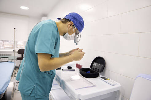 Chirurg stellt Geräte im Krankenhaus ein - SANF00001