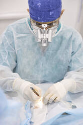 Chirurg bei der Augenoperation eines Patienten im Krankenhaus - SANF00008