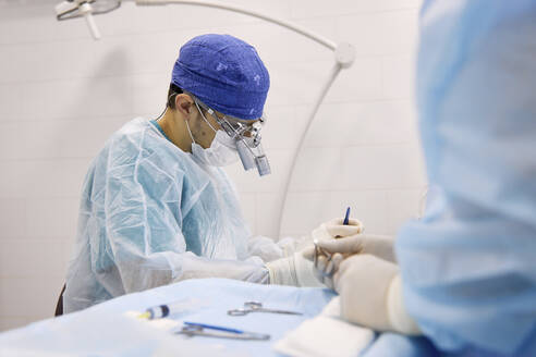 Ärzte führen in der Klinik eine Augenoperation an einem Patienten durch - SANF00011