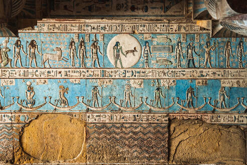 Alte verwitterte Wand mit geschnitzten Details und Pharaonenreliefs im Inneren des antiken Karnak-Tempelkomplexes in Luxor, Ägypten - ADSF42904
