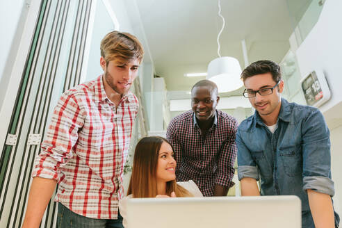 Junge Unternehmer arbeiten im Büro - ADSF42972