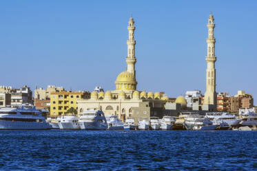 Egypt, Red Sea Governorate, Hurghada, Boats moored in front of El Mina Mosque - THAF03173