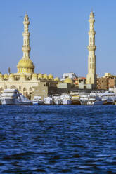 Egypt, Red Sea Governorate, Hurghada, Boats moored in front of El Mina Mosque - THAF03174