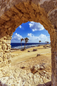 Egypt, Red Sea Governorate, Hurghada, Sandy beach of Sahl Hasheesh bay seen through stone window - THAF03175