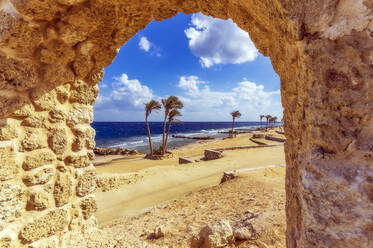 Ägypten, Rotes Meer Gouvernement, Hurghada, Sandstrand der Sahl Hasheesh Bucht durch Steinfenster gesehen - THAF03176