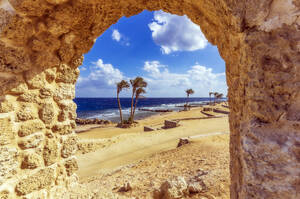 Egypt, Red Sea Governorate, Hurghada, Sandy beach of Sahl Hasheesh bay seen through stone window - THAF03176