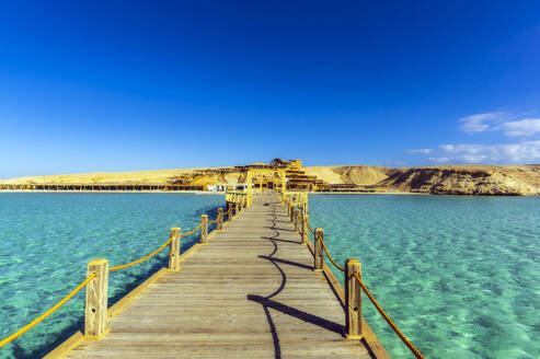 Ägypten, Verwaltungsbezirk Rotes Meer, Hurghada, Blick auf den leeren Pier der Orange Bay im Sommer - THAF03178