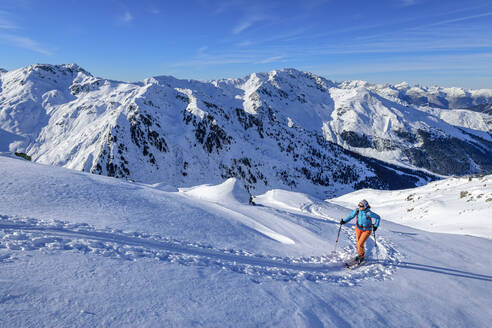 Österreich, Tirol, Einsame Skifahrerin in den Tuxer Alpen - ANSF00212